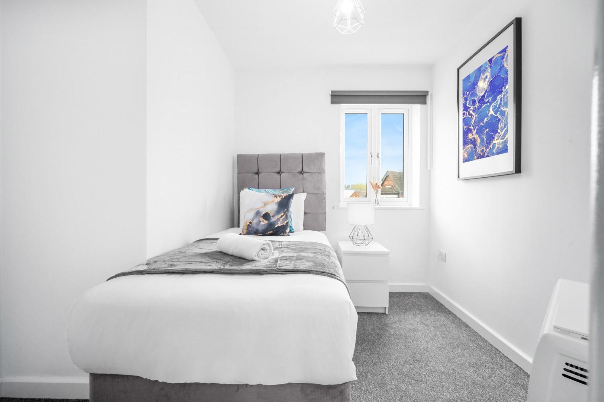 New 2 Bedroom Deluxe Apartment - Parking - Wifi & Netflix - Top Rated - 50C Cradley Heath Esterno foto