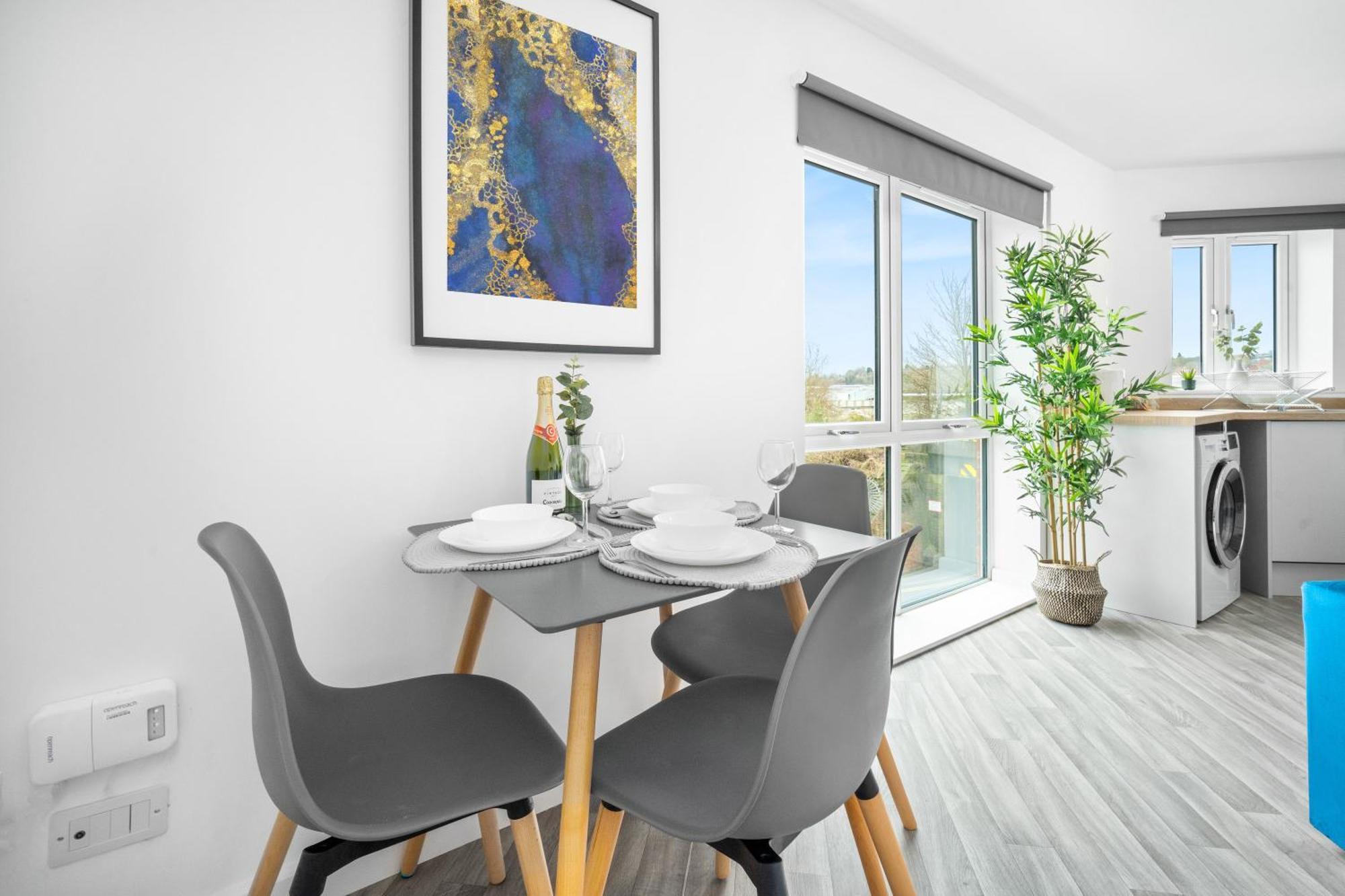New 2 Bedroom Deluxe Apartment - Parking - Wifi & Netflix - Top Rated - 50C Cradley Heath Esterno foto