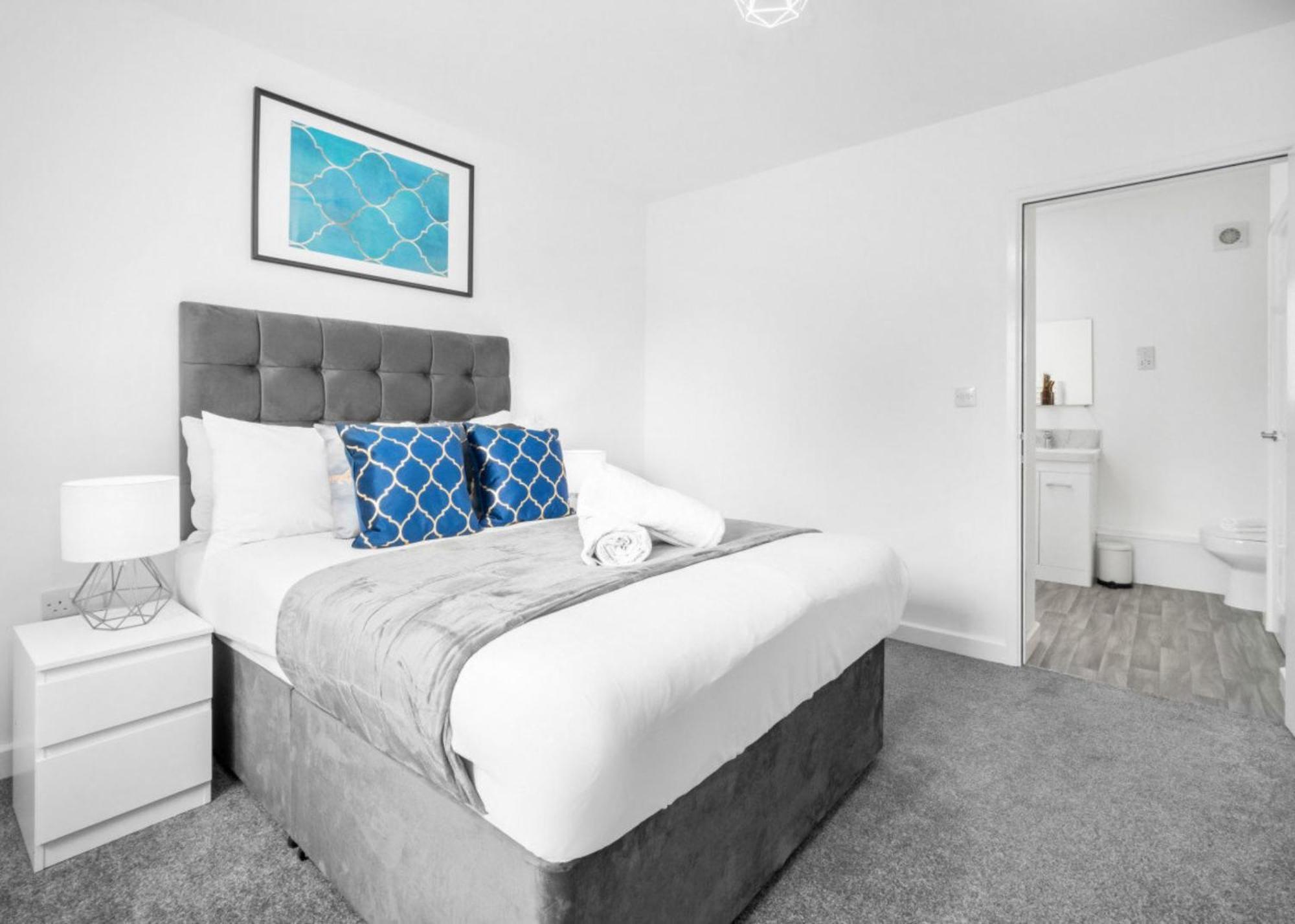 New 2 Bedroom Deluxe Apartment - Parking - Wifi & Netflix - Top Rated - 50C Cradley Heath Esterno foto